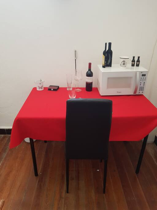 En habitación Mesa con microondas, jarra eléctrica, varios.