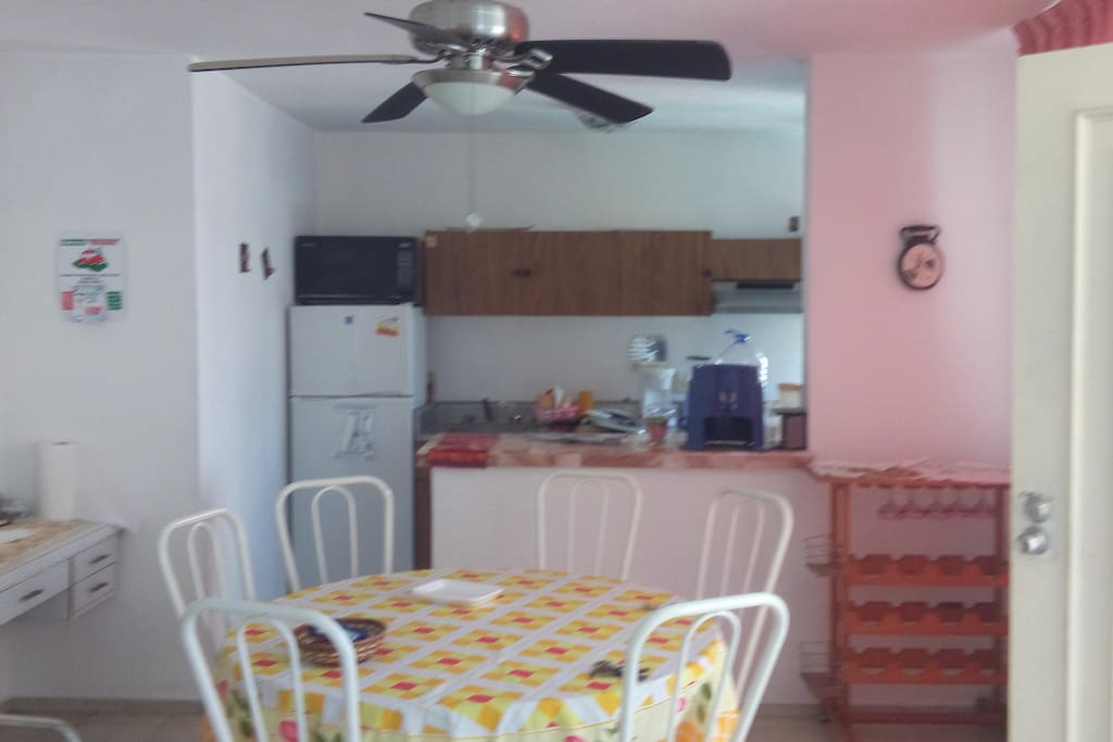 Cocina equipada y comedor apara 6 personas