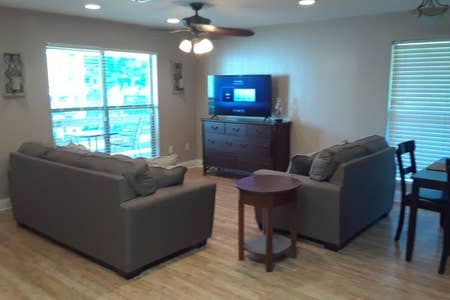 (Tazama kutoka jikoni)
Sebule, baraza la juu la nyuma, linalotazama mto.