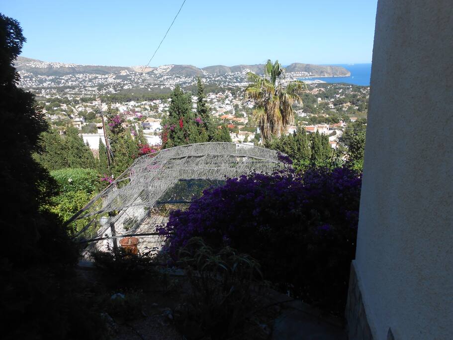 Las vistas que se abren desde una parte del jardín de la casa.
