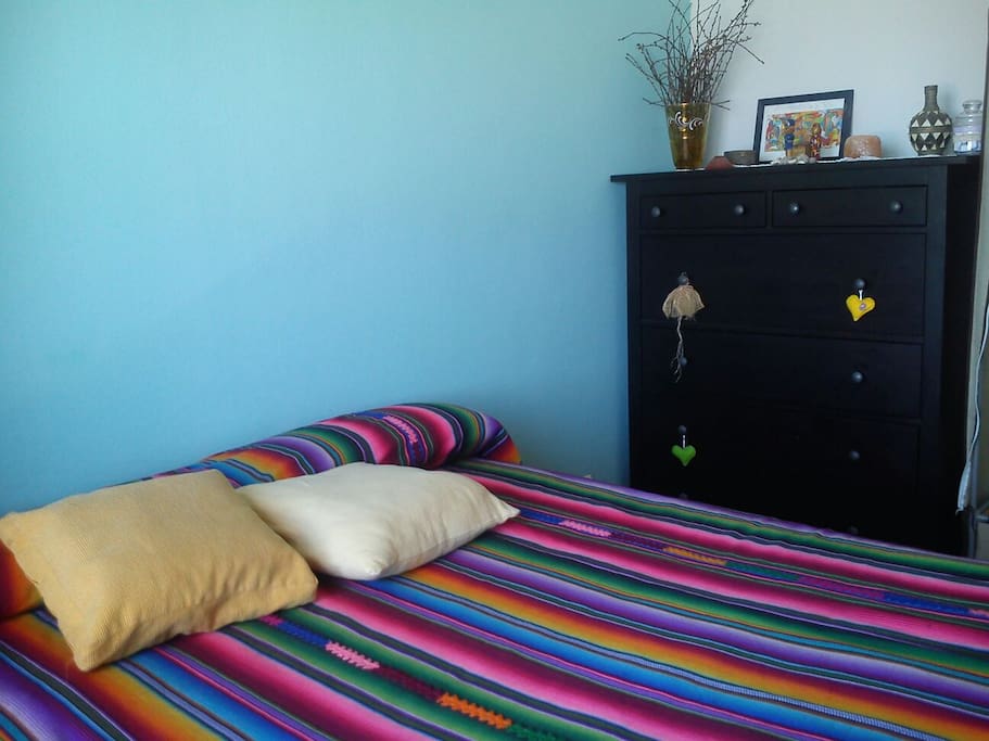 dormitorio con cajonera y armario