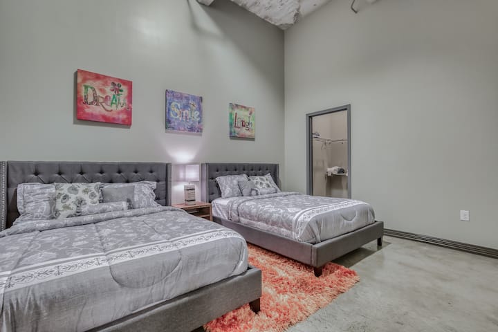 Çlodhu në këtë pushim elegant me dy krevate dopio "queen" të butë dhe dekor të gjallë!