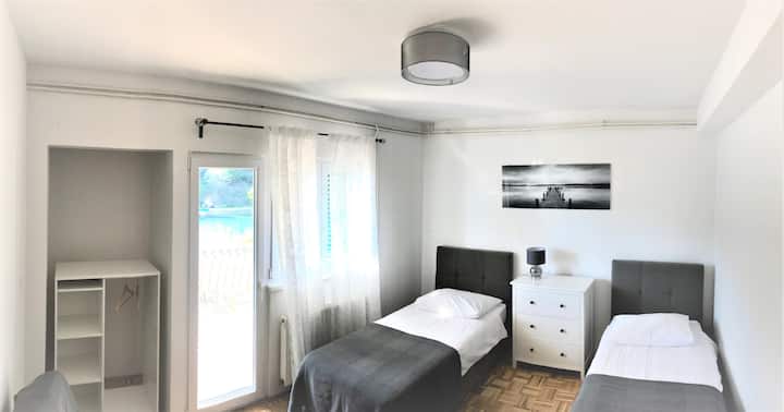 Formenti - spacious ap. -big balcony & marina view