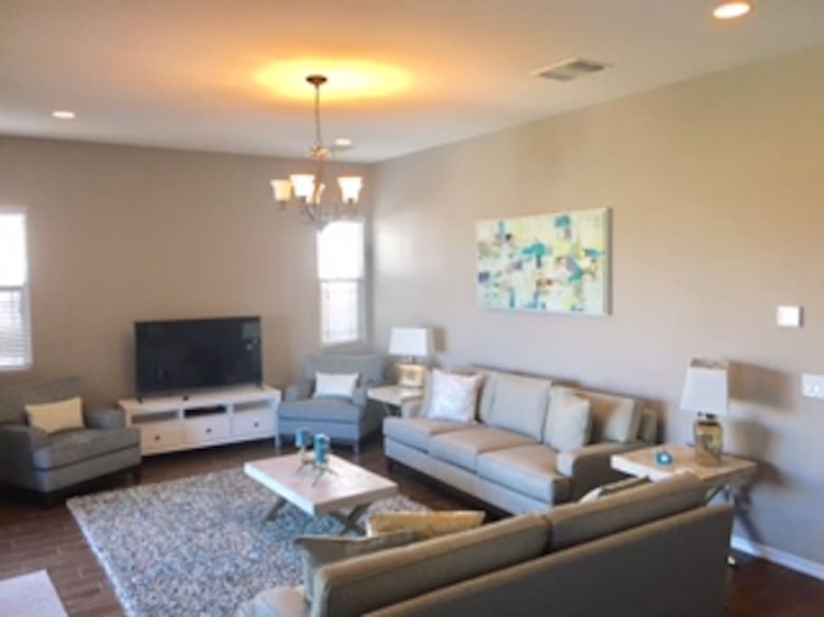 Living room (view 2)
