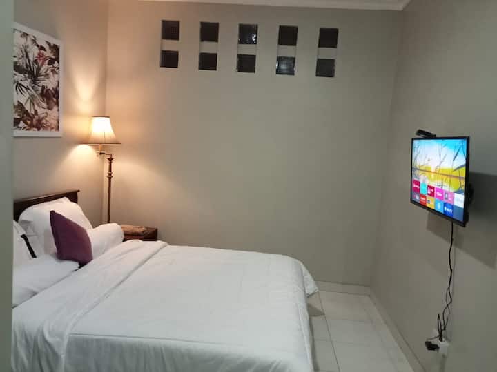 ห้องนอน #2 เตียงควีนไซส์พร้อมสมาร์ททีวีเครื่องปรับอากาศและห้องอาบน้ำฝักบัวน้ำร้อนภายใน