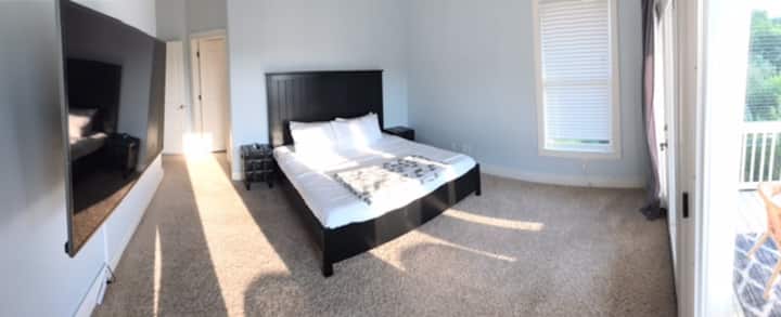 Chumba kikuu cha kulala kilicho na kitanda cha ukubwa wa mfalme.
