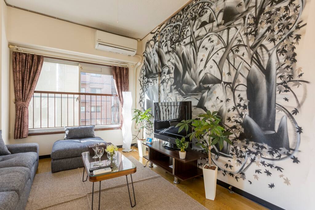 spacious living room 宽敞的客厅