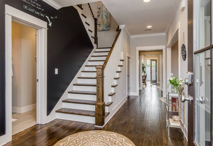 Designer Home in Music City gallery image 2