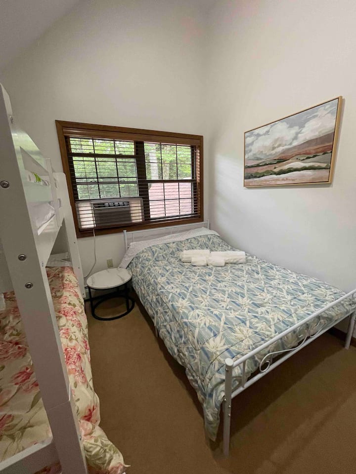 Chumba cha kulala cha 3 na Kitanda cha ukubwa kamili na kitanda cha ghorofa cha Twin 