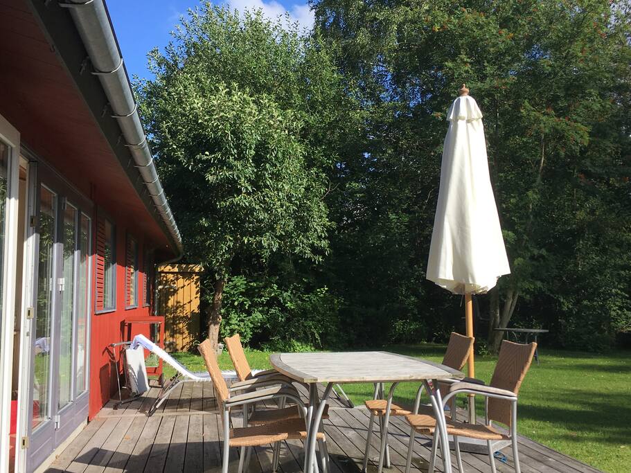 Terrace accessible directly from the living: deck area with room for dining or sunbathing on one of the deck chairs