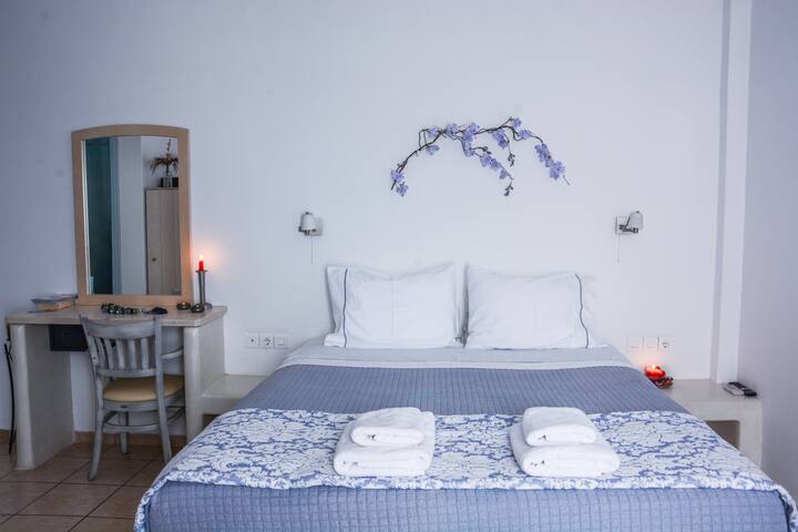 Calderimi studio for 2 in Fira.