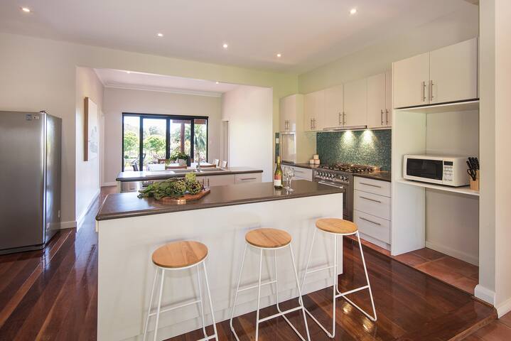 Margaret River Manor – amazing manicured gardens* gallery image 5