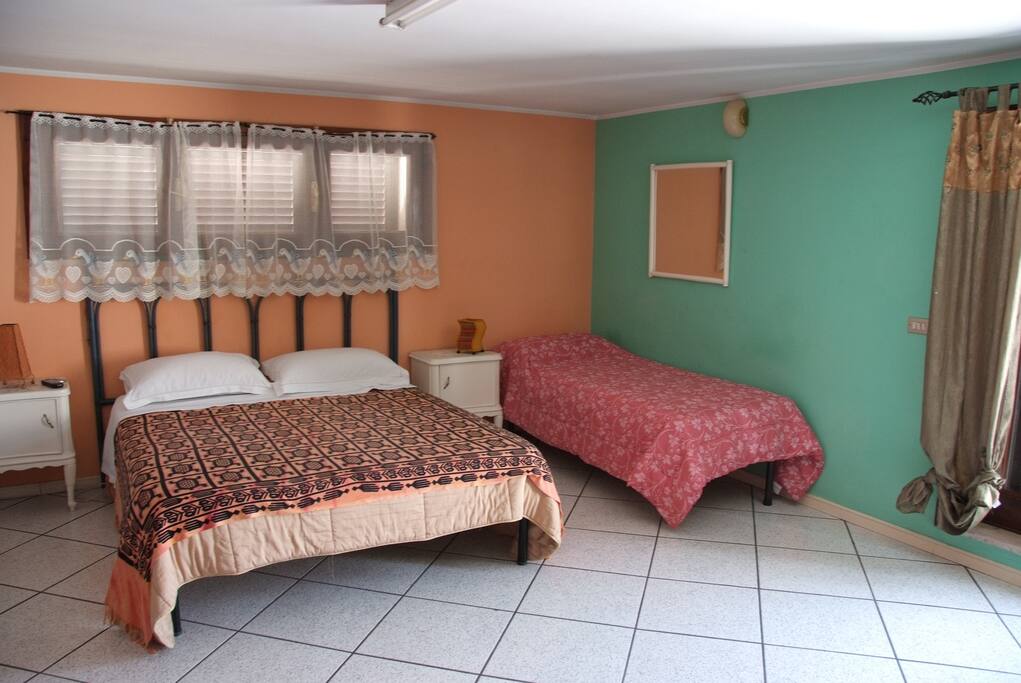 Mansarda, molto riservata, con camera da letto, bagno con doccia e terrazzino privato. La camera haè dotata di asciugacapelli, TV, DVD ed aria condizionata. Tra i servizi offerti vi è una ricca colazione, con prodotti tipici locali, torte fatte in case, un sublime caffè del luogo e soprattutto il sorriso ed il calore che i leccesi sanno offrire ai proprio ospiti. La camera può essere singola, doppia uso singolo, matrimoniale, matrimoniale con letto aggiunto o con due letti aggiunti.