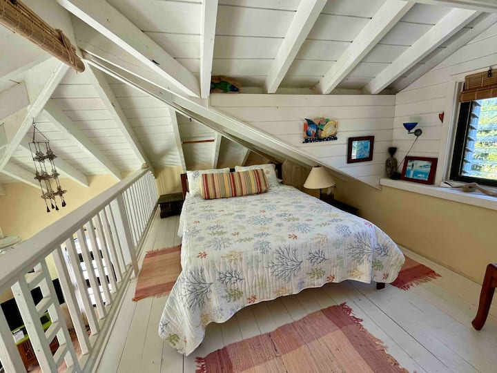 Საძილე ლოფტი! სტუმრები ხშირად ამბობენ, რომ ეს მათი ერთ-ერთი საყვარელი ადგილია დასაძინებლად. Სიახლე 2024 წელს: ჩვენ დავამატეთ მცირე ზომის ცალკე მდგომი კონდიციონერი, რომელიც სტუმრებს ძილის დროს ამ საცხოვრებლის გაგრილებაში დაეხმარება.