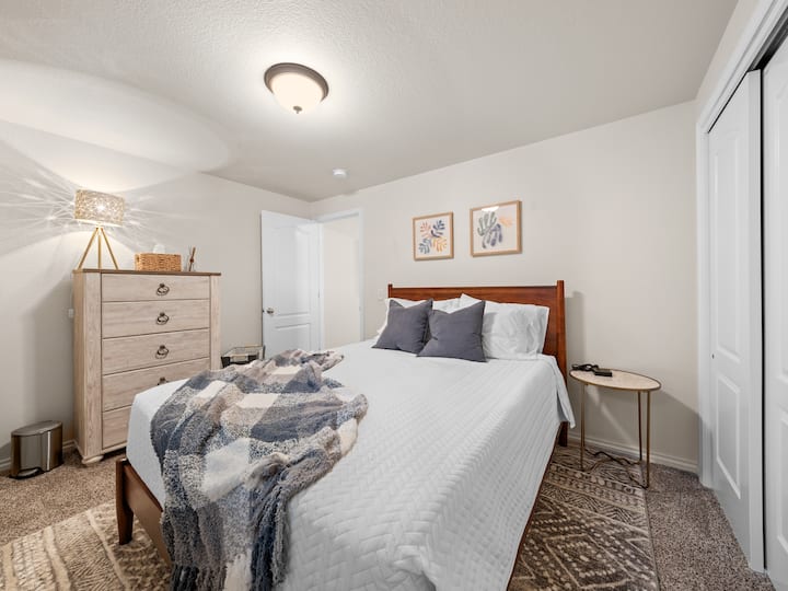 Spálňa na prízemí s manželskou posteľou Queen.  