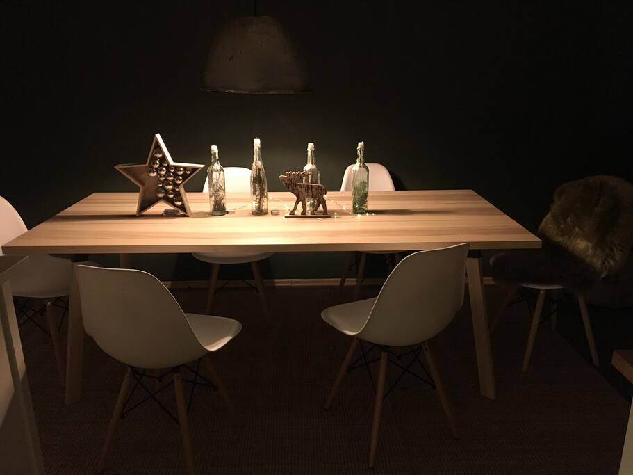 Unsere gemütliche Tischgruppe lädt zum gemeinsamen Essen ein