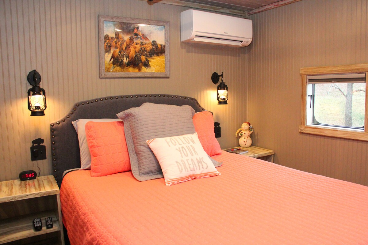 ห้องนอนหลักมีเตียงควีนไซส์