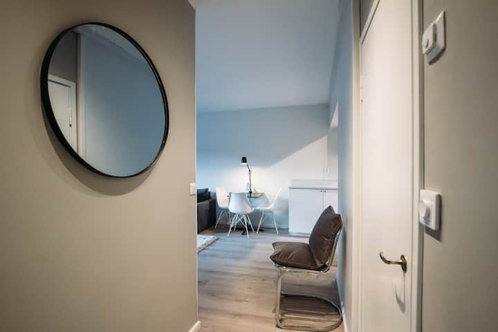 Pamje nga hyrja për në dhomën e ndenjjes