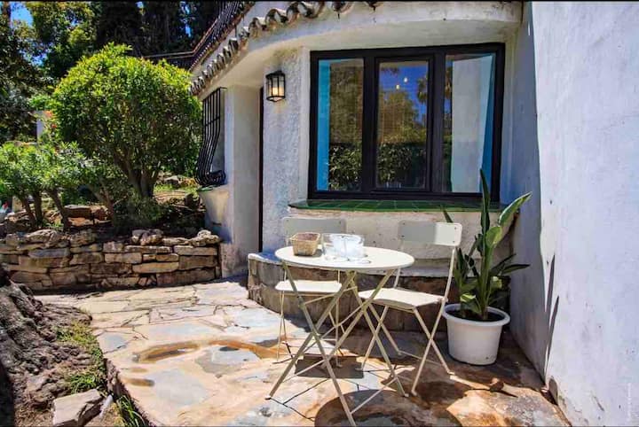 อพาร์ทเมนท์พร้อมวิวสวนและทางเข้าส่วนตัวออกจากห้องห้องนอนและห้องน้ำ