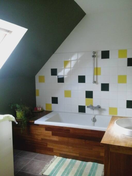 salle de bain à l'étage avec baignoire