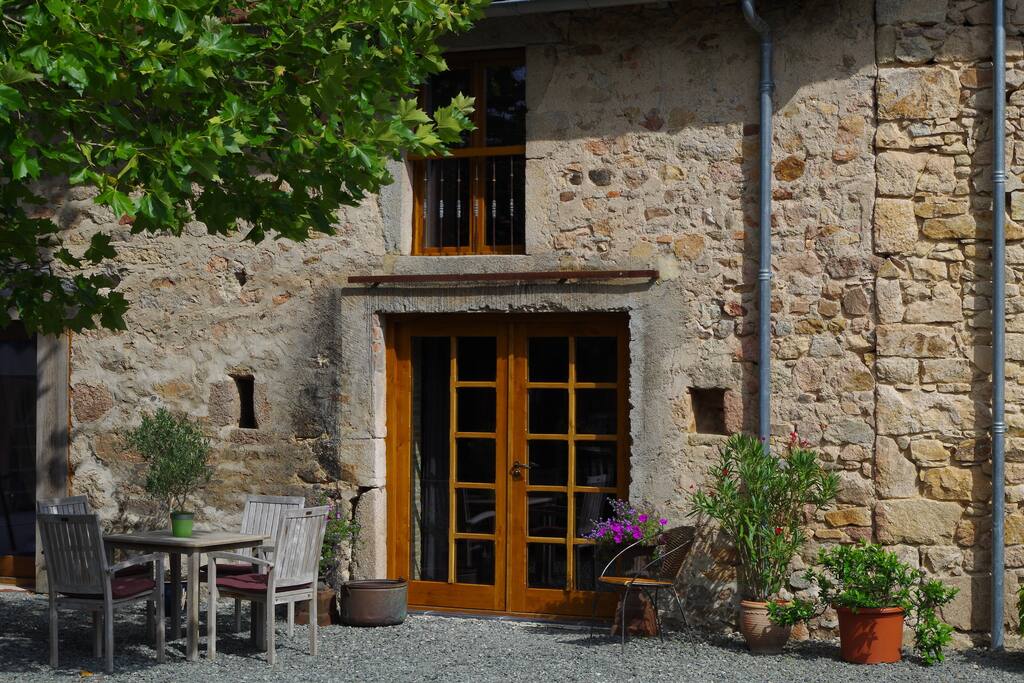 Voorkant gîte La belle étable met entree en terras