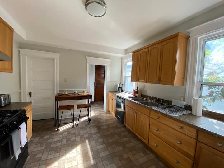 Freshly Remodeled Room By Seaside Park - Bridgeport, CT