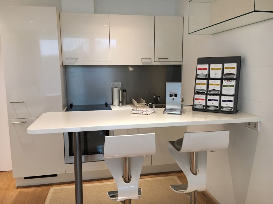 Open kitchen with bar