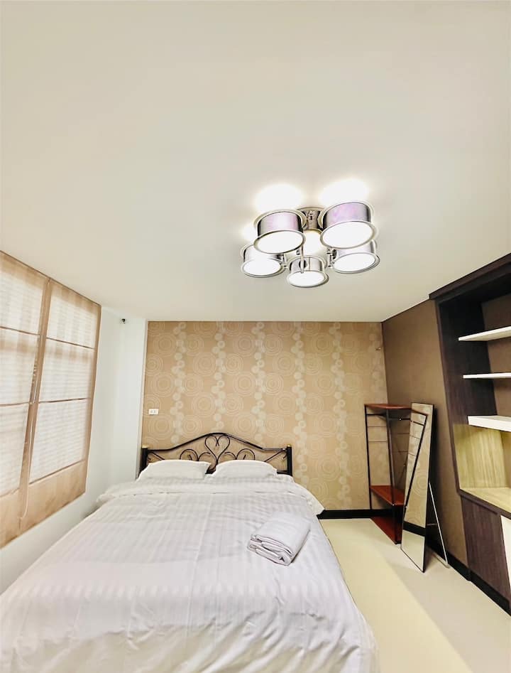 Chambre 2 avec lit King Size, pas de salle de bain.  (2ème étage)
15 m ²