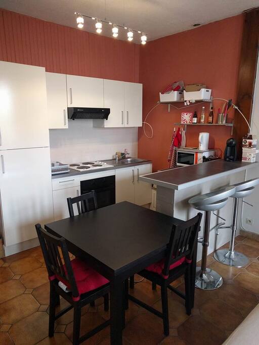 La cuisine équipée d'un four, de 4 plaques chauffantes, d'un micro-ondes, d'une machine à café Dolce-Gusto, d'un grille-pain et d'une bouilloire. Pas de lave-vaisselle. La table est extensible jusqu'à 6 places (chaises pliantes supplémentaires fournies). // The kitchen and its equipment : a oven, 4 hot plates, a micro-wave, a coffee machine, a toaster and an electric kettle. No dishwasher. The table can be extended (6 people max).