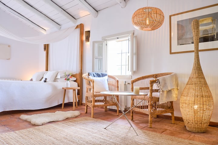 Основната спалня разполага с четири постера супер голямо двойно легло и достатъчно място