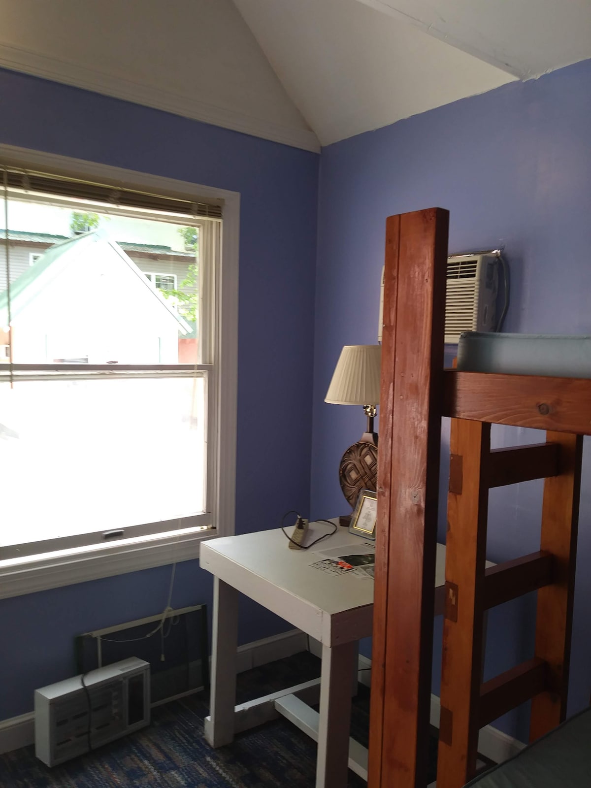 Las luces están encendidas y la llave está sobre la mesa.