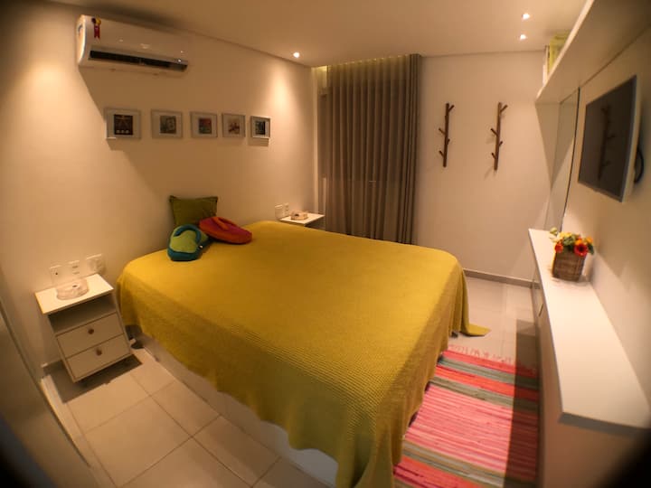 テレビとエアコンを備えたマスターベッドルーム