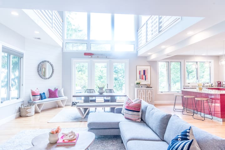 Water View Villa 10 minutes to Newport, WIFI!