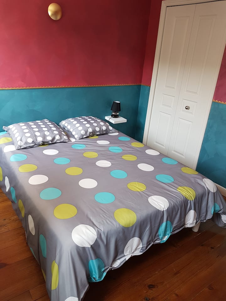 Zimmer mit Garderobe ( Bett 140*190)