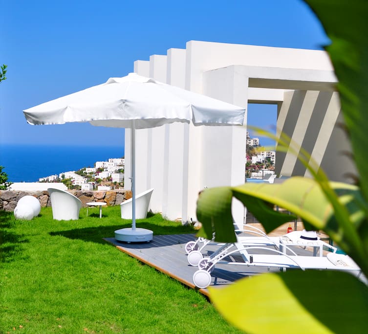 one of the sea view sitting area