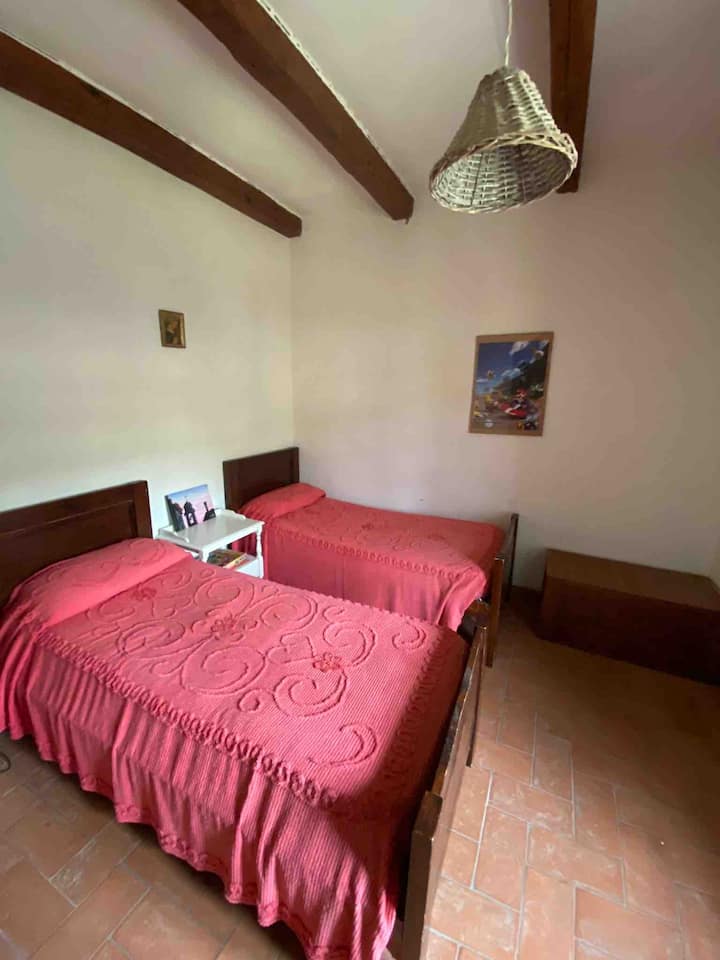 غرفة نوم بسريرين فرديين في الطابق الثاني