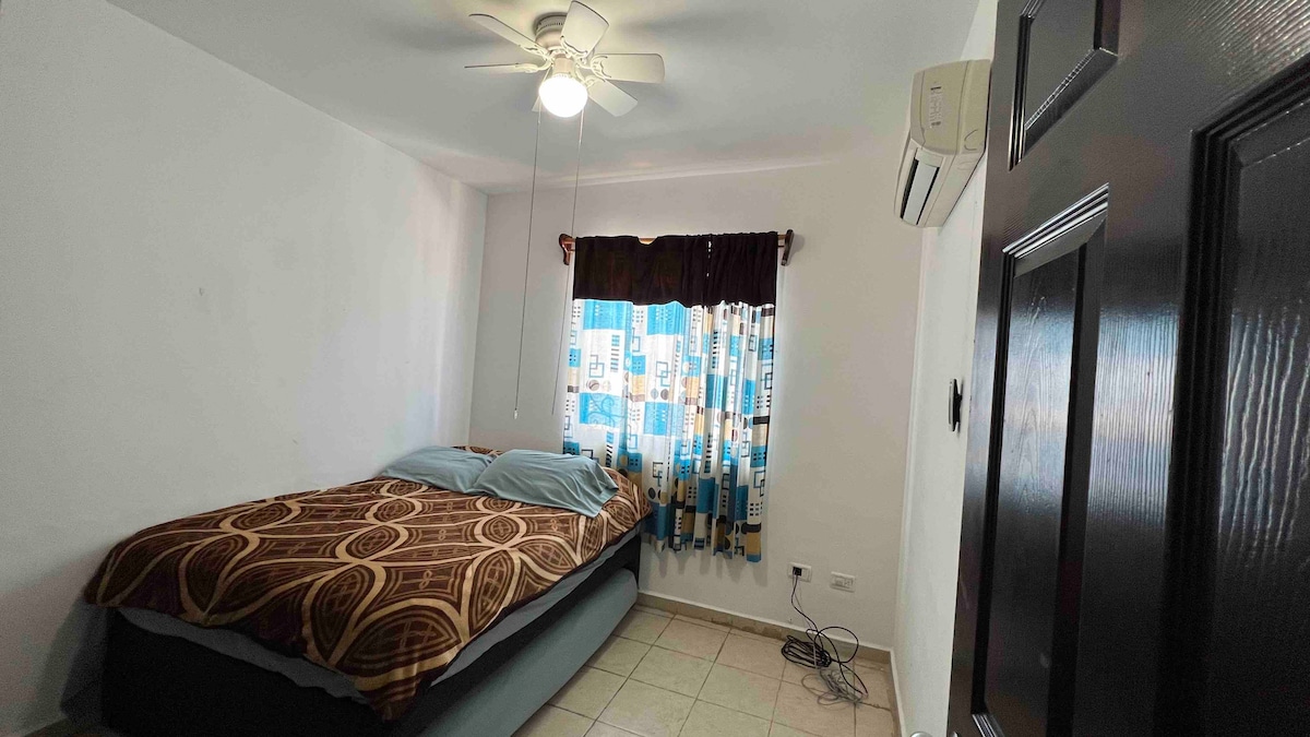 Chambre 3. Comprend 2 lits doubles (1 d'entre eux est un lit kangourou), dispose d'un éventail de plafond, de la climatisation chaud-froid, d'un placard avec des crochets et des couvertures supplémentaires.