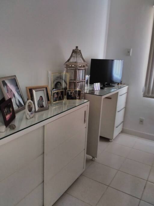 Quarto confortável com TV, ar condicionado e ventilador de teto c/sofá cama de casal