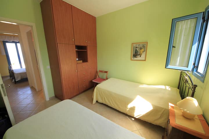 这是房子一楼的两间卧室之一。 
这间客房有两张独立的单人床，配有解剖设计的垫子。 
每张床上方有两扇朝东的小窗户，让阳光照射进来。  