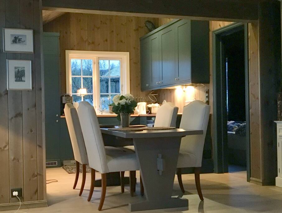 Kjøkken med kaffemaskin, vannkoker, mikrobølge- og stekeovn i ett og oppvaskmaskin. Kitchen with coffee machine, kettle, microwawe oven and dishwasher.