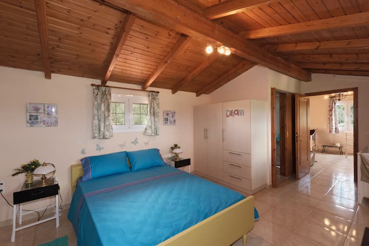 阁楼卧室景观。