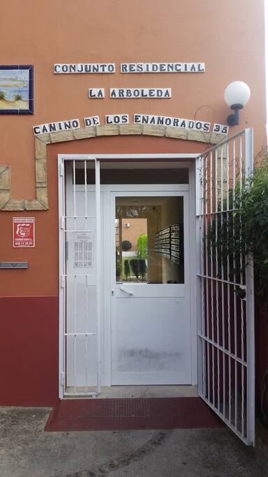 Entrada frontal a la residencia.
Front entrance.