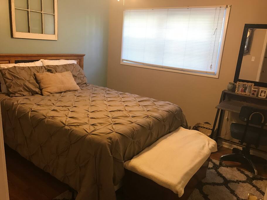 Queen size memory foam mattress. Very comfy! Clean sheets and bedding provided.