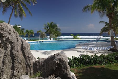 Paradise Escape-Seafront Guestroom by Spotts Beach