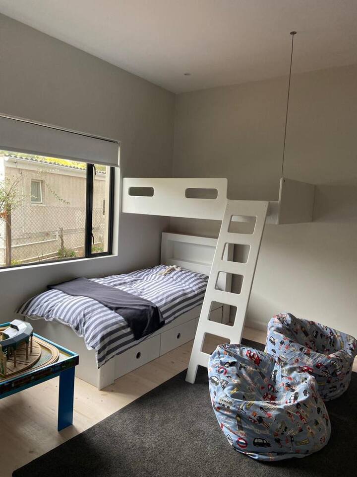 Dormitorio con litera y TV propia. 