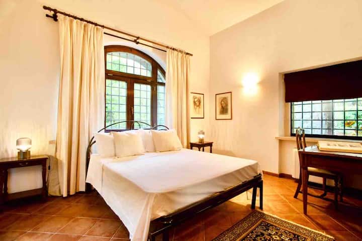 Double bedroom close to kitchen with half bathroom
