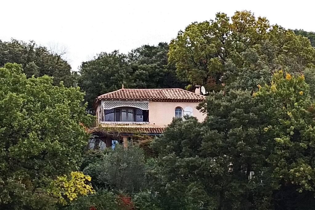 ..entourée par les arbres de la propriété