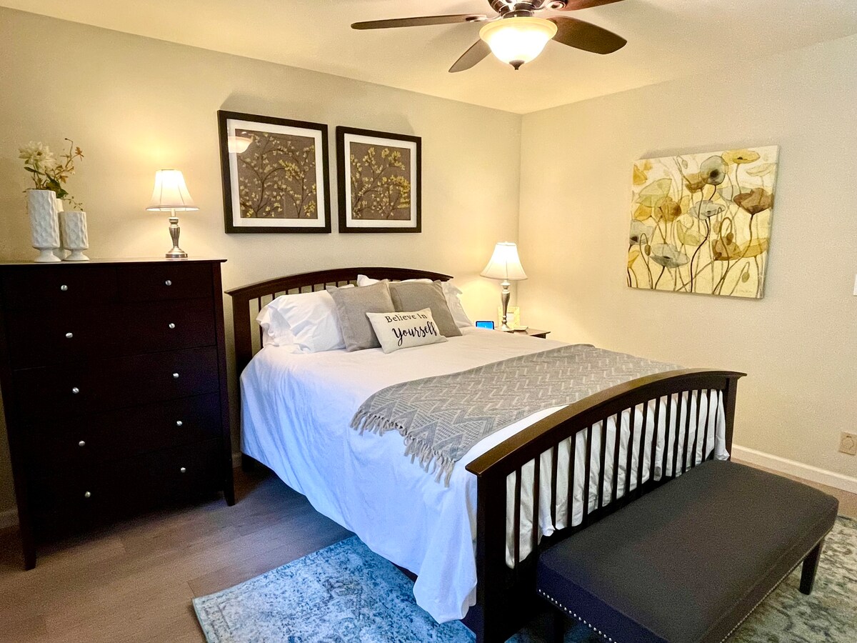 标准双人床卧室 