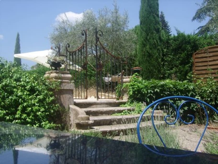 Aperçu du jardin, grande table extérieure