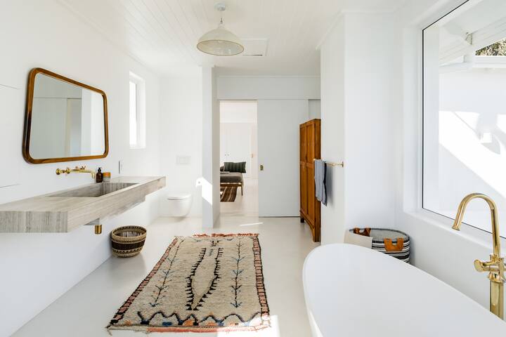 Icaria gallery image 4